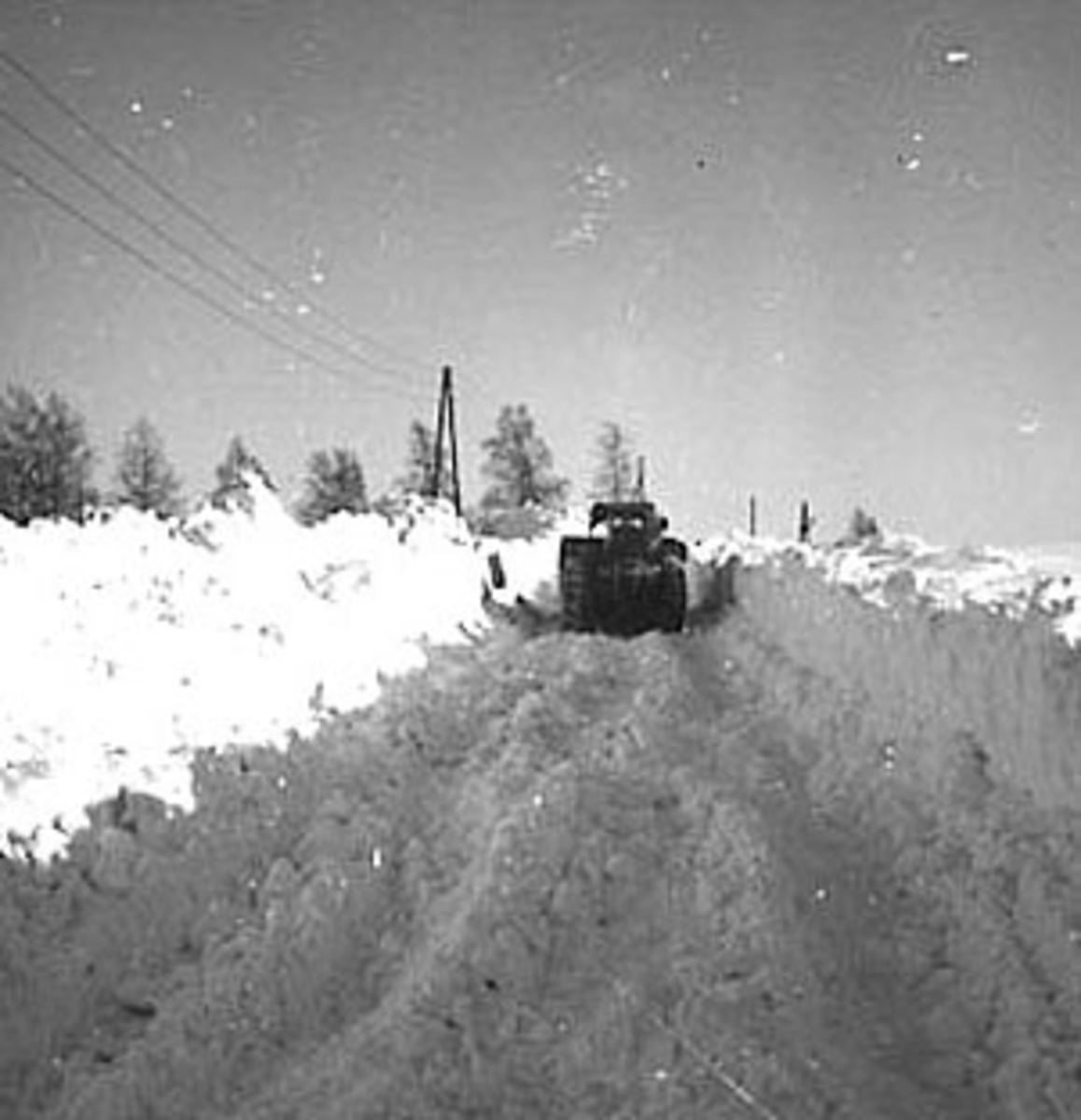 Anno Domkirkeodden, TRAKTOR PÅ VEG, SNØVINTEREN 1962, HØYE BRØYTEKANTER, LALUM GÅRD,