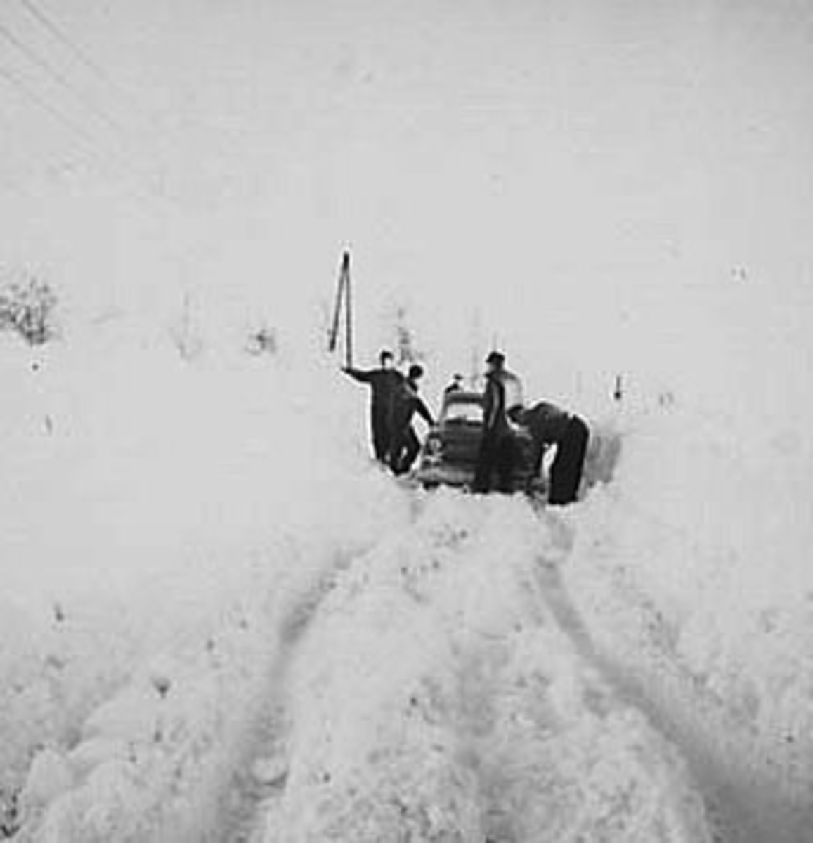 Anno Domkirkeodden, BIL PÅ VEG, SNØVINTEREN 1962, HØYE BRØYTEKANTER, FOLK DYTTER, LALUM GÅRD,
