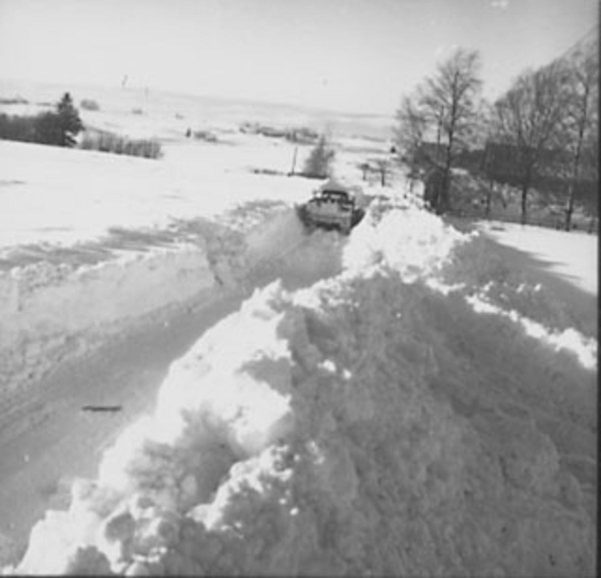 Anno Domkirkeodden, TRAKTOR PÅ VEG, SNØVINTEREN 1962, HØYE BRØYTEKANTER, SNØBRØYTING, LALUM GÅRD,