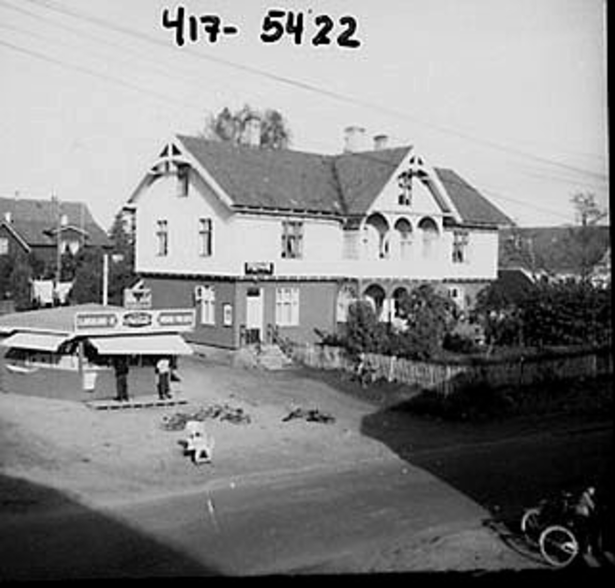 Anno Domkirkeodden, EKSTERIØR: HOEL, OVE GÅRD, PØLSEBUD/FRISØR, STANGEBYEN