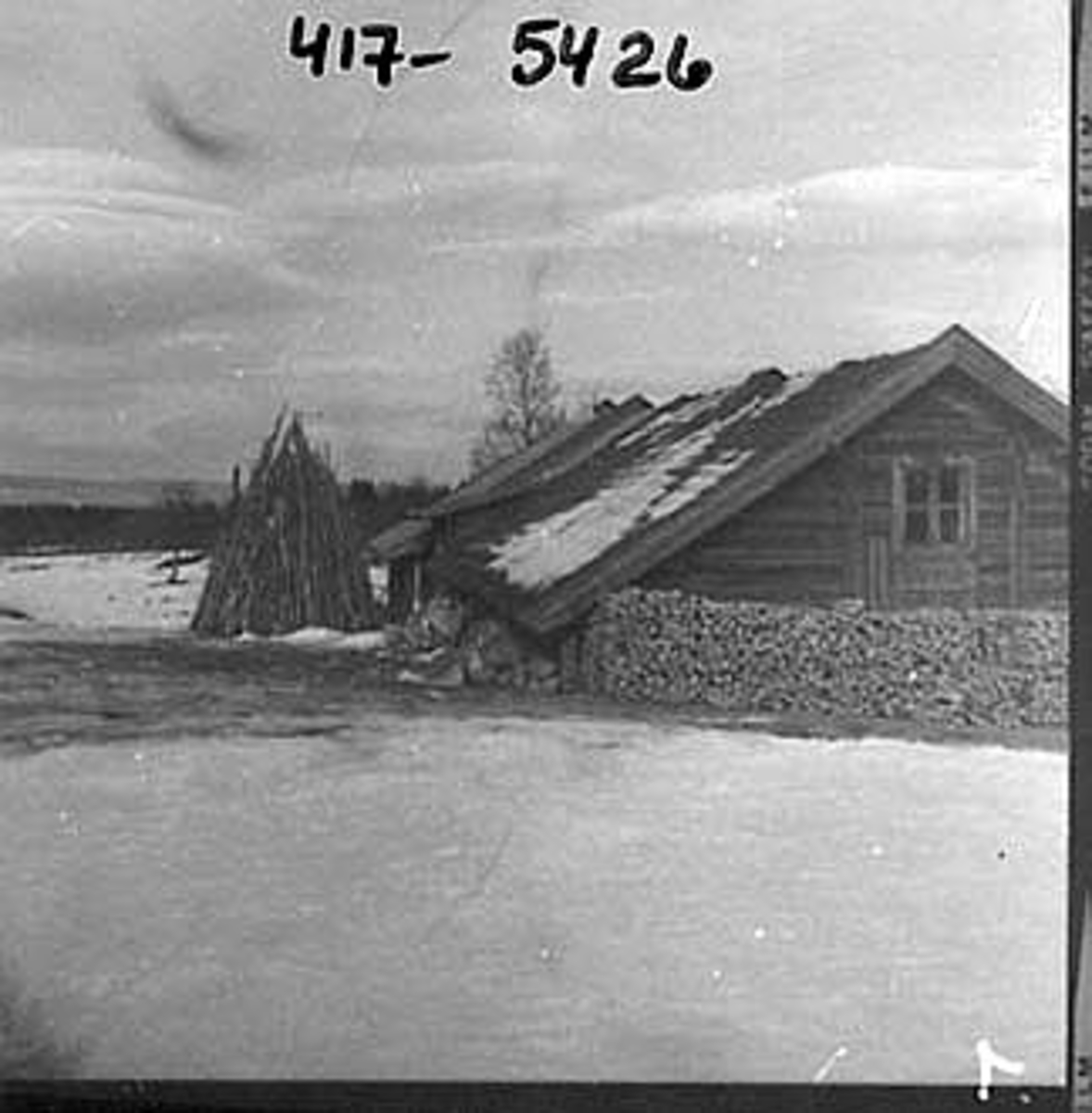 Anno Domkirkeodden, EKSTERIØR: GARDSBRUK, VÆSTAD GÅRD, UTHUS, VINTERVED STABLET, STANGE