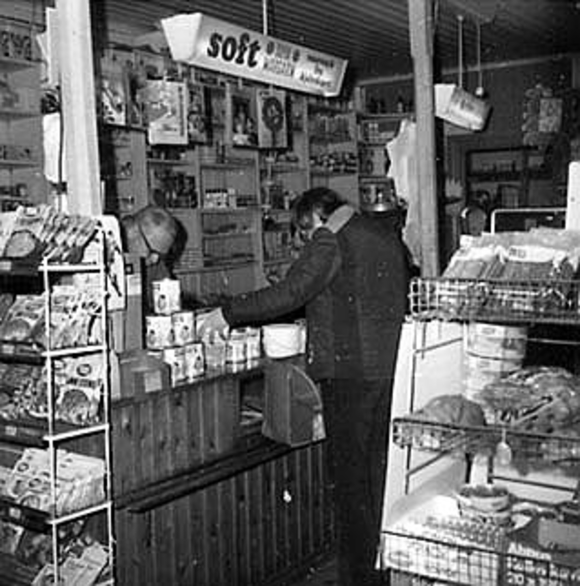 Anno Domkirkeodden, INTERIØR: SKJELVENGA HANDEL, BUTIKK, LANDHANDLERI, EKSPEDITØR, DISK, VARER