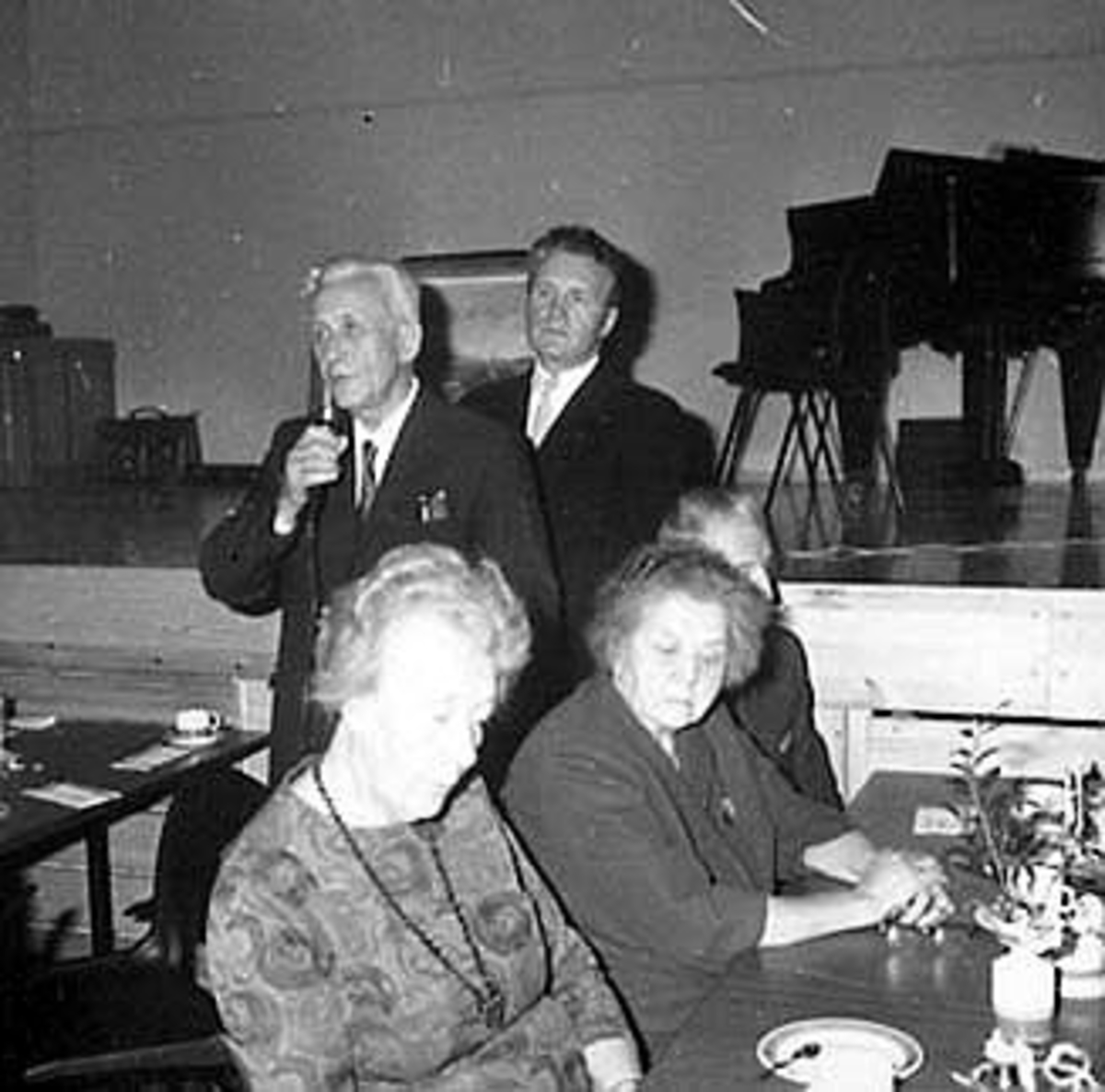 Anno Domkirkeodden, TINGVOLD, KIRKEKAFFE, AVSKJEDSFEST FOR PROST RAUSTØL, MENIGHETSFORMANN PER GJESTVANG BAK TIL HØYRE.