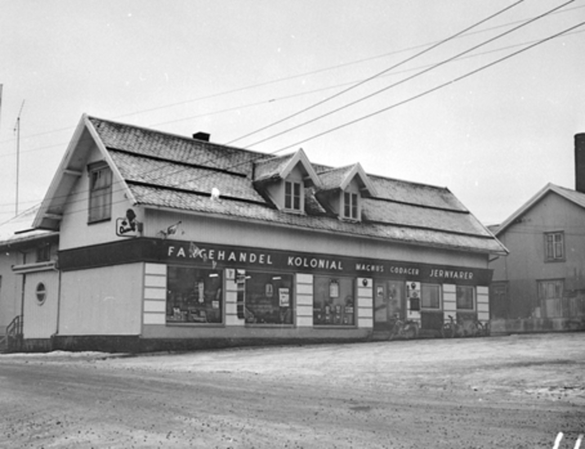 Anno Domkirkeodden, EKSTERIØR: MAGNUS GODAGERS FORRETNING, ALFHEIM, STORGATA, STANGEBYEN, FARGEHANDEL, KOLONIAL