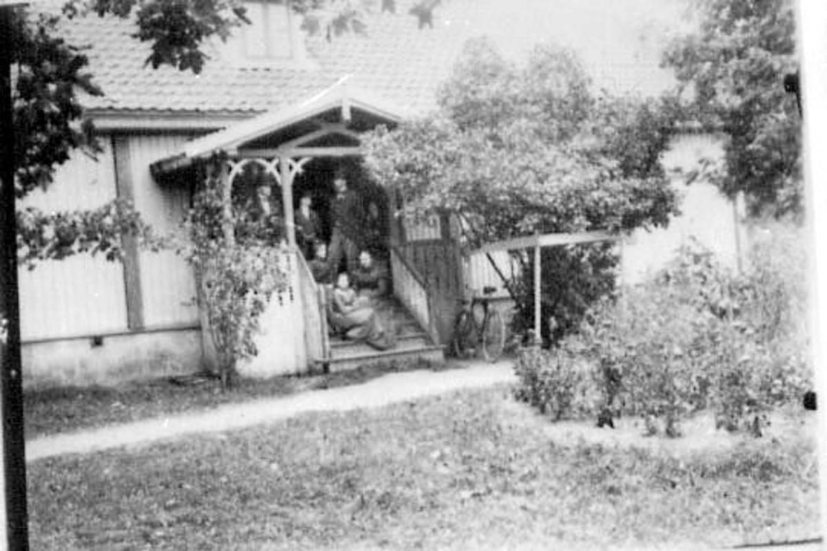 Normann Helger, GRUPPE: 7, FAMILIE PÅ VERANDA, ARSTAD GÅRD, OTTESTAD, Stange.