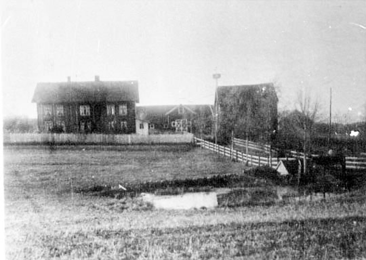 Normann Helger, EKSTERIØR: GARDSTUN, NORDRE RÅ GÅRD, RAA NORDRE, HOVEDHUS, STABBUR, LÅVE