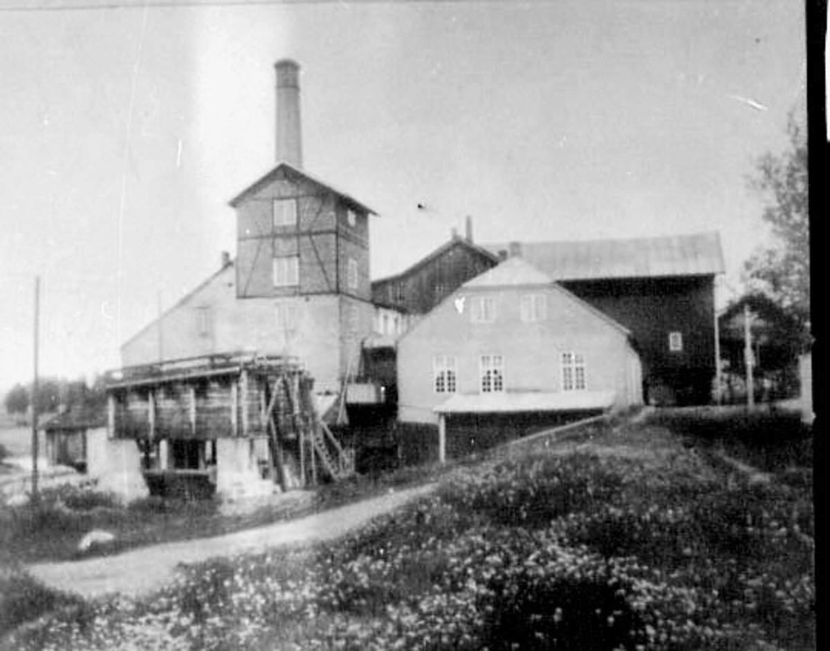 Normann Helger, EKSTERIØR: ATLUNGSTAD BRENNERI, ATLUNGSTAD BRÆNDERI, OTTESTAD,