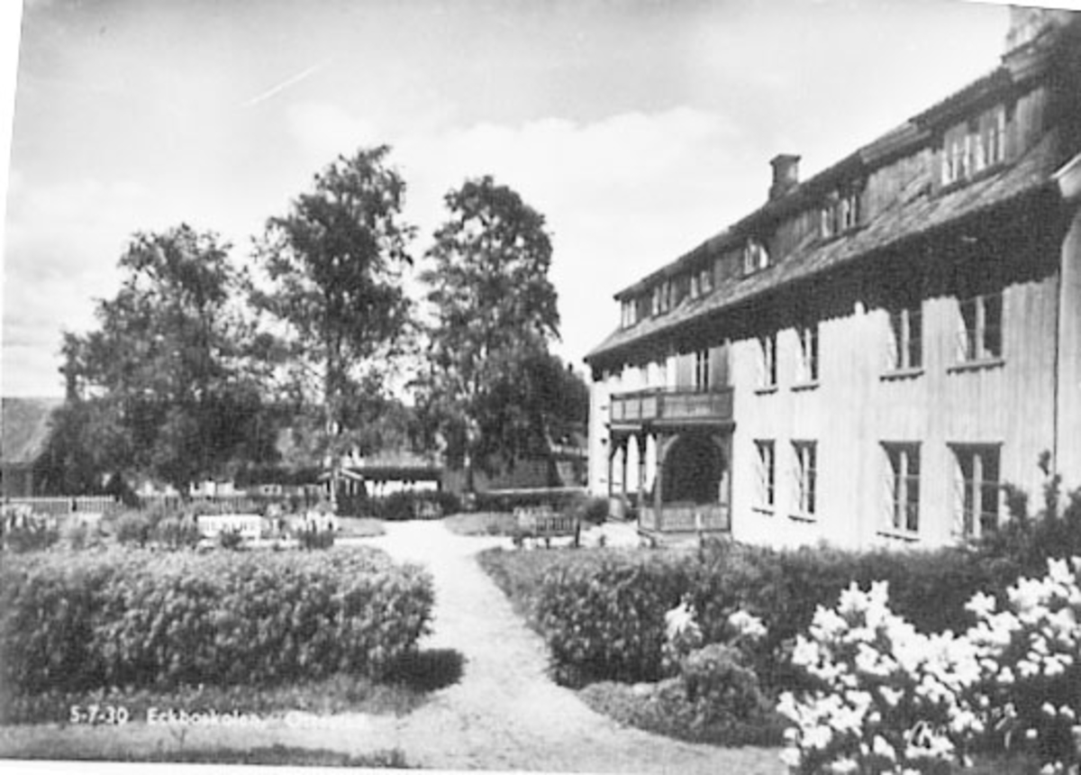 Normann Helger, EKSTERIØR: HOVEDBYGNINGEN, ECKBOSKOLEN, GRIMERUD GÅRD, OTTESTAD,