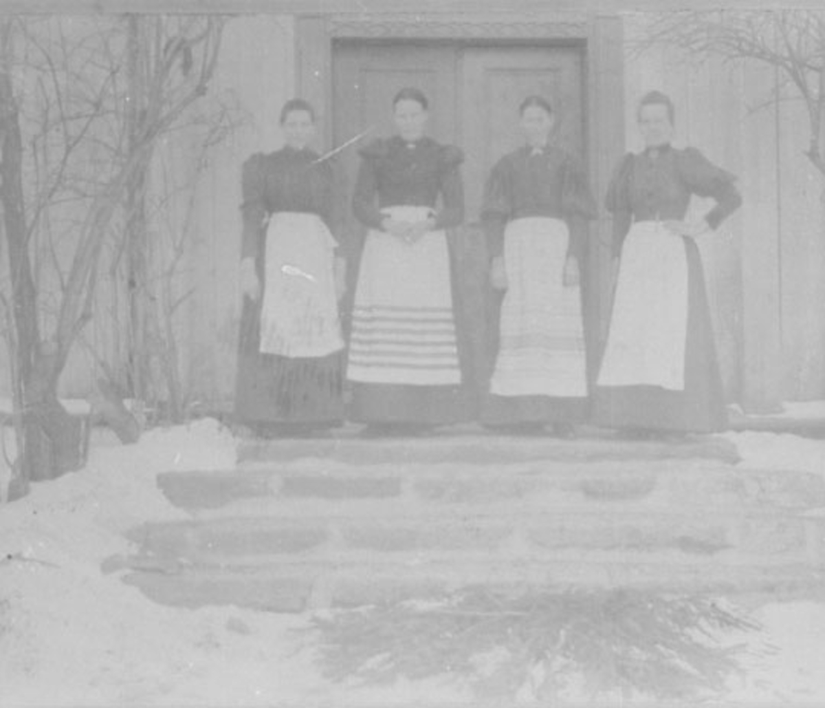 Normann Helger, GRUPPE: 4 SERVERINGSDAMER MED FORKLÆR, SIDE KJOLER, SAKSLUND GÅRD, , FRA VENSTRE: KRISTINE ANDERSEN ELTONBAKKEN, ANNE BRYNTESEN, UKJENT, UKJENT