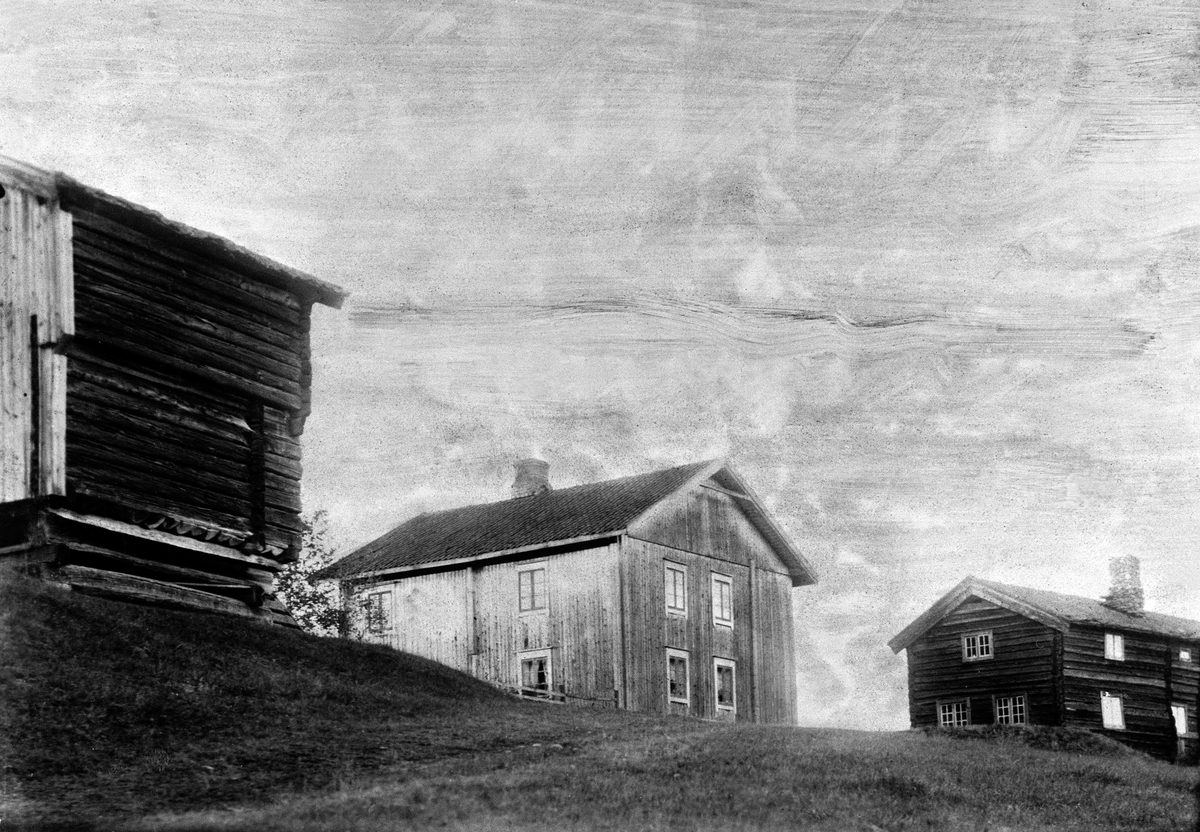 Normann Helger, EKSTERIØR: GARDSBRUK SKOGSRUD GÅRD, TANGEN