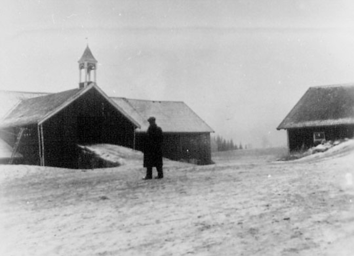 Normann Helger, GARDSTUN, LÅVEBYGNING, LÅVEBRU, MANN, VINTER, FJETRE GÅRD, OTTESTAD,