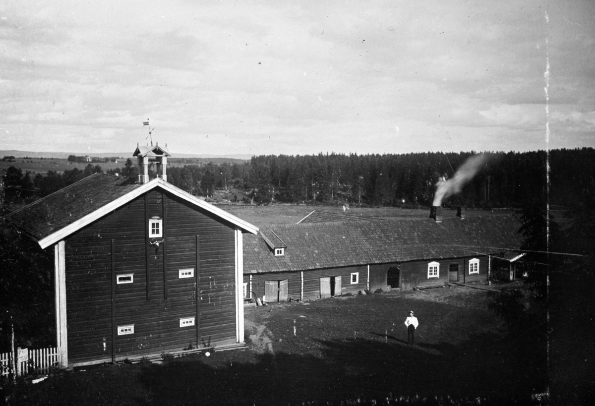 Normann Helger, EKSTERIØR: GARDSBRUK LÅVEBYGNING, UTHUSBYGNING, RE STORE/KJERNMYR. /HAUG