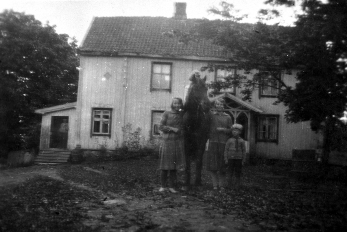 Normann Helger, EKSTERIØR: GARDSBRUK GULKUNRUD GÅRD, BOLIG, ELDRE STUEBYGNING, OTTESTAD, GRUPPE BARN MED HEST