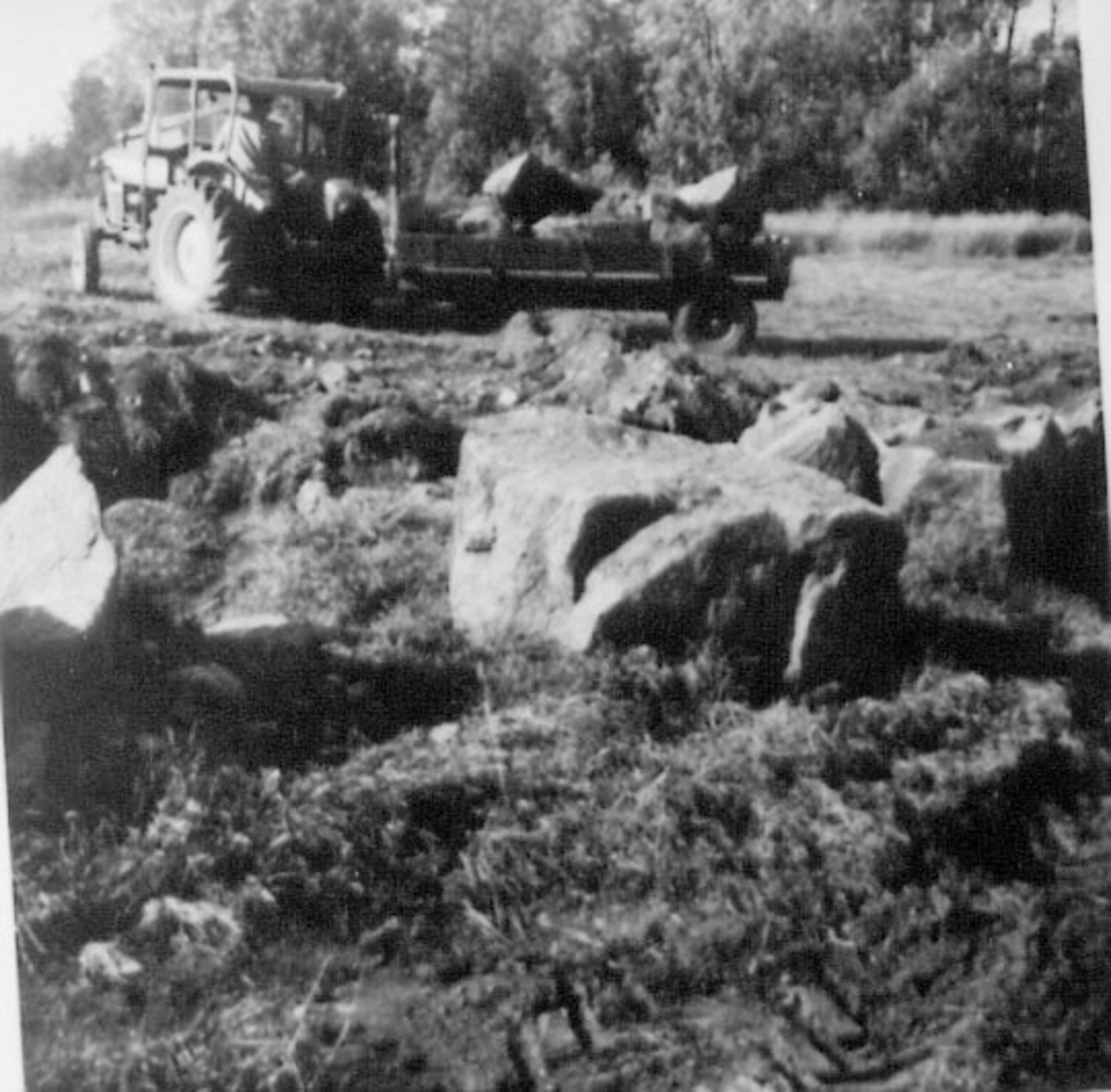 Normann Helger, NYBROTT, RYDDING MED TRAKTOR, TILHENGER MED STEIN, LILLE REE, RE LILLE\