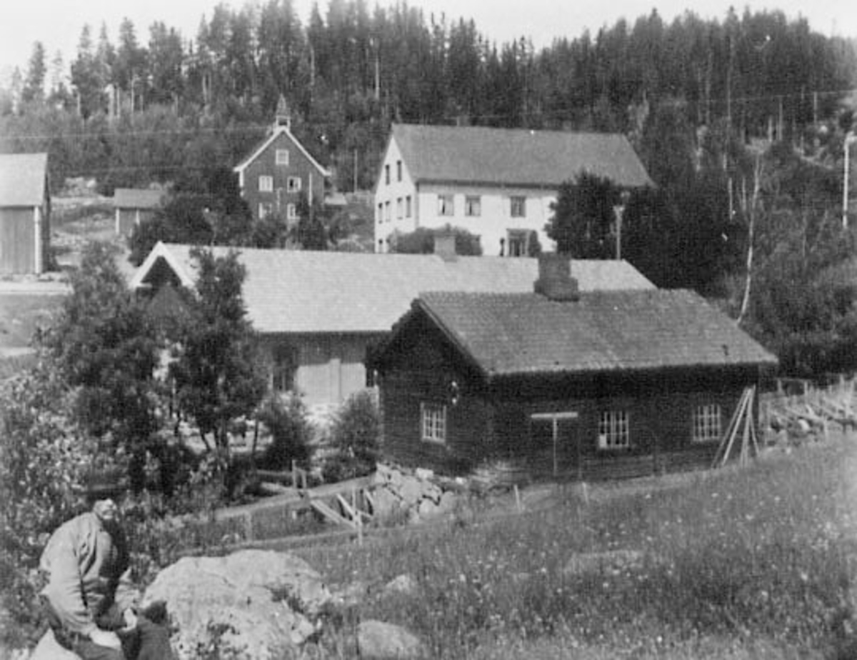 Normann Helger, GARDSBRUK: VIK GÅRD, MÅLSTUA M. M. , MANN I FORGRUNNEN:SMED HARALD DALEN, TANGEN,