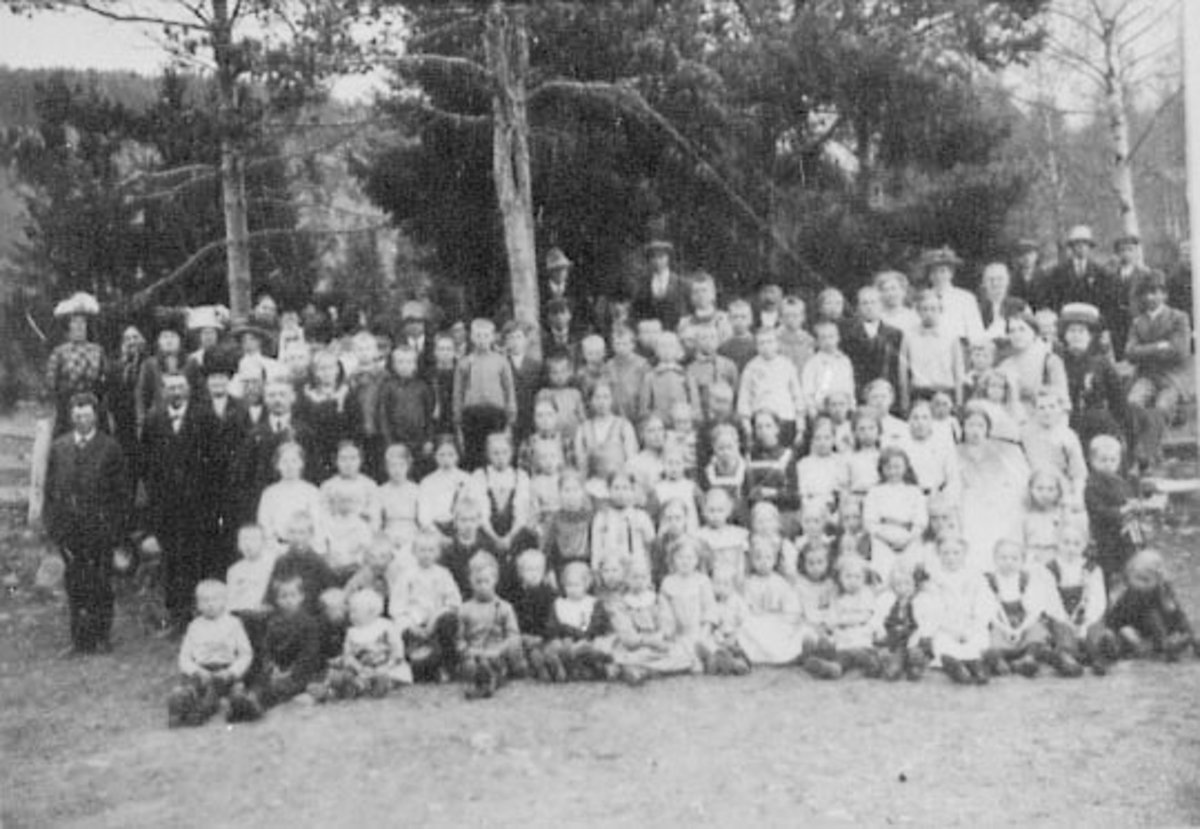Normann Helger, STOR GRUPPE: BARN OG VOKSNE OPPSTILT, 17 MAI, ESPA, NORDVANG, ARBEIDERN,