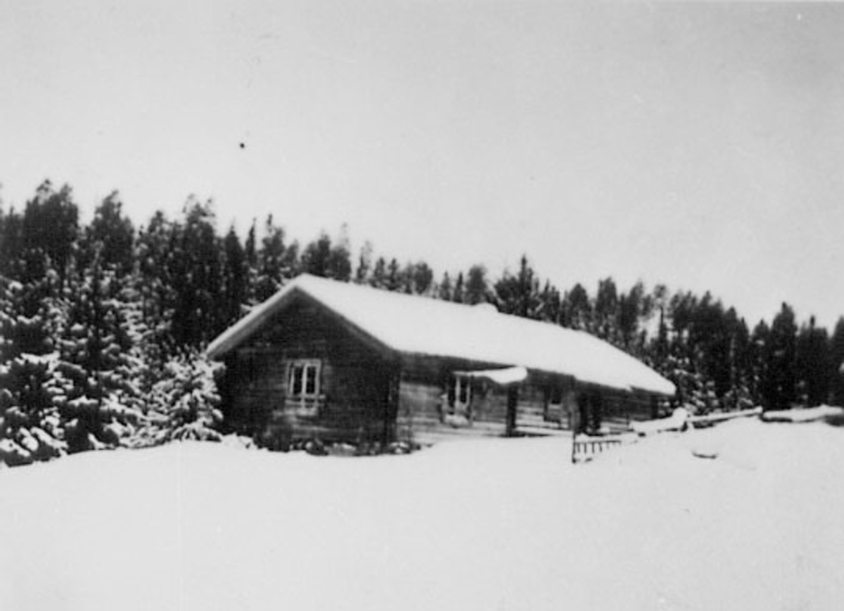 Normann Helger, EKSTERIØR: LAHLUMSVANGEN, SETER, STANGE ALLEMENNING, VINTER