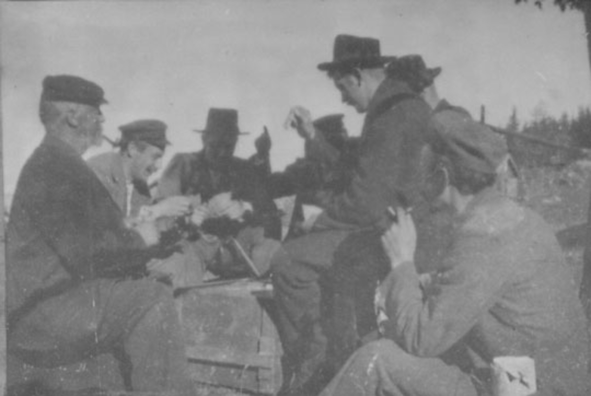 Normann Helger, GRUPPE: 7 MENN SPILLER KORT, PIPE, ALLMENINGSBEFARING, FRA VENSTRE: G. SÅSTAD, NILS RINGNES, PEDERSEN, MATHISA DREFVELIN ELLER DÆHLIN, MELBY, M. ELTON, PETTER GODAGER