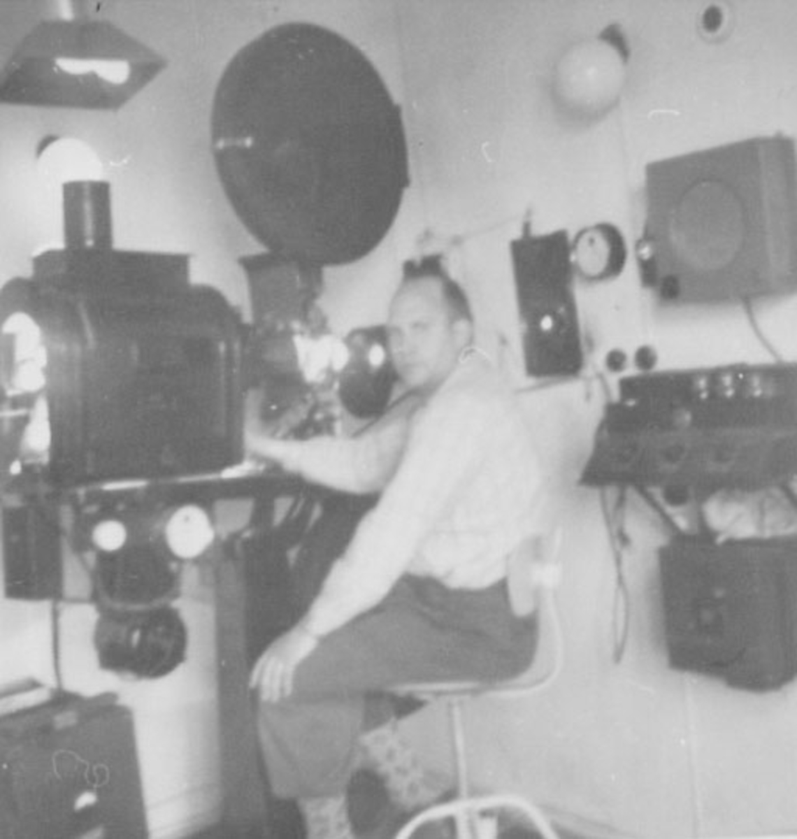 Normann Helger, INTERIØR: STANGE KINO, MASKINIST HERMAN OLSEN