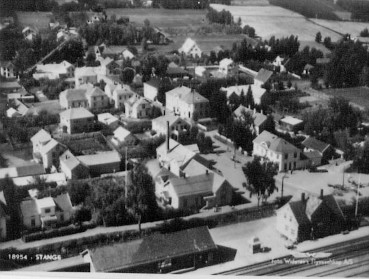 Widerøes Flyveselskap A/S, FLYFOTO, STANGEBYEN, STANGE STASJON, HOVEDGATA, STORGATA,