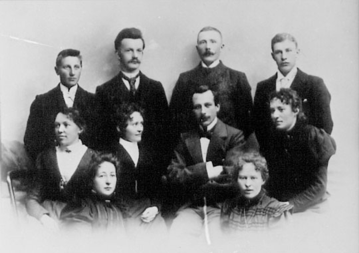 Normann Helger, GRUPPE: 10, STANGE DRAMATISKE SELSKAP, FRA VENSTRE BAK: UKJENT, HANS SØRHOLTE, BERNT R. POULSEN, KRISTOFFER GODAGER, I MIDTEN: ELLEN LALUM, UKJENT, NILS RINGNES, UKJENT, FORAN: UKJENT, SKOLDA GODAGER,