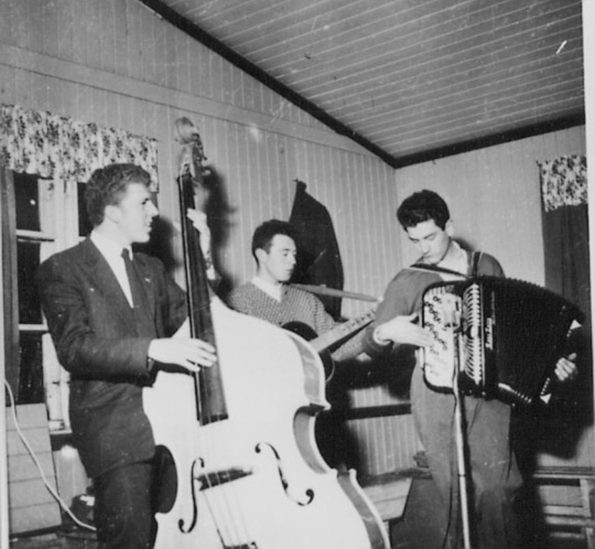 Anno Domkirkeodden, GRUPPE: 3 MUSIKERE, FRA VENSTRE:STEINAR KJEVERUD, BASS, KJELL KJEVERUD, GITAR, KJELL ERIK THINGSTAD, TREKKSPILL, FREDHEIM, ROMEDAL,