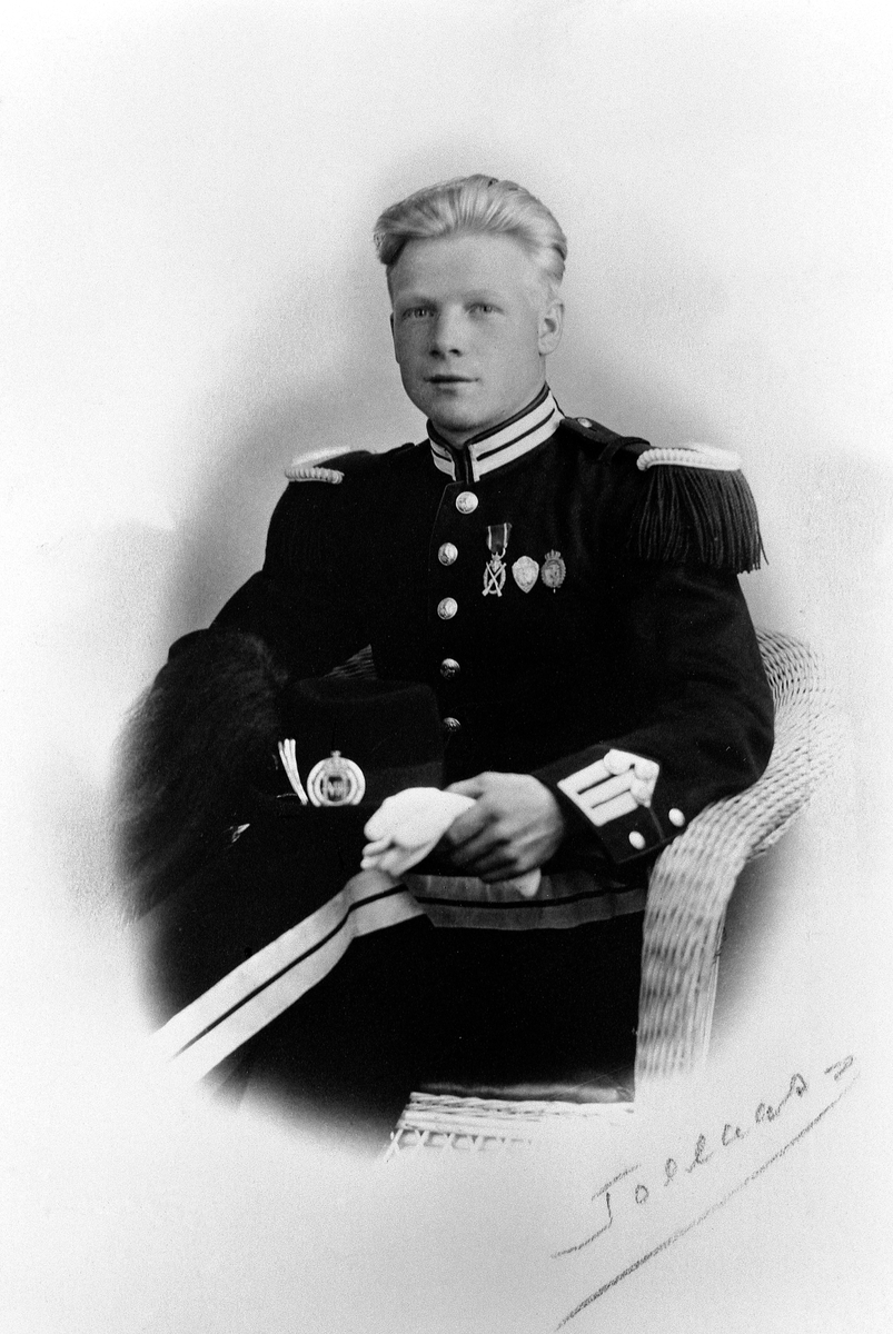 Anno Domkirkeodden, PORTRETT: OLAF KRISTIANSEN FØDT: 06. 11. 1917- 15. 04. 1940. NYFLØT, ESPA, HAN VAR GARDIST OG VAR MED I AUSTLIDKOMPANIET, FALT PÅ DOVRE 15. 04. 1940