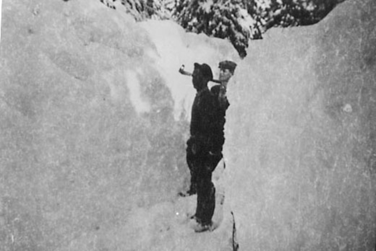 Anno Domkirkeodden, SNØVINTEREN 1951-52, 3 METER HØGE BRØYTEKANTER, 2 MENN FRA VENSTRE:SOLBERG, KRISTIAN, UKJENT?, HEMSTADVANGDALEN, STANGE ALLMENNING