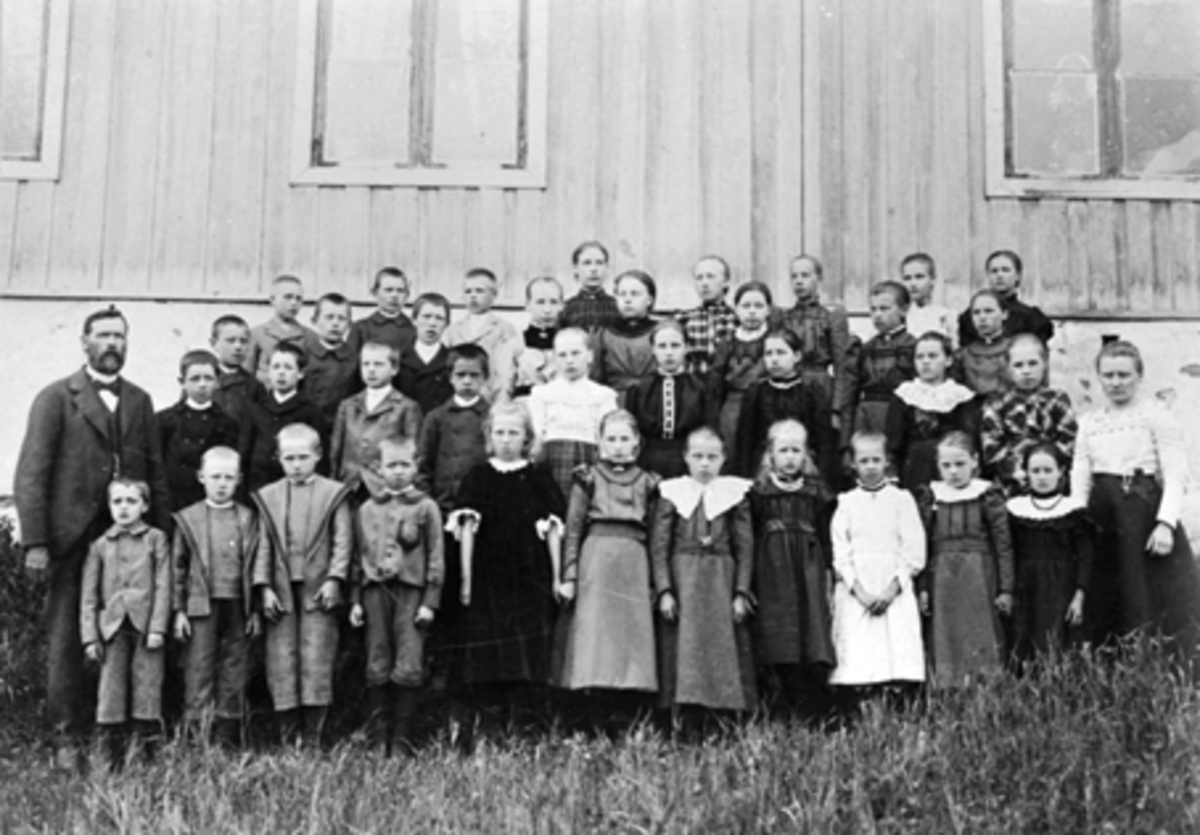 Anno Domkirkeodden, GRUPPE: 38 SKOLEELEVER, SKOLEKLASSER, VARDEBERG SKOLE, VARDEBERG KRETSSKOLE, TANGEN, gutt nr 3 i 2. rekke ved siden av læreren, er Karl Ludvik Alnæs? født i 1892.