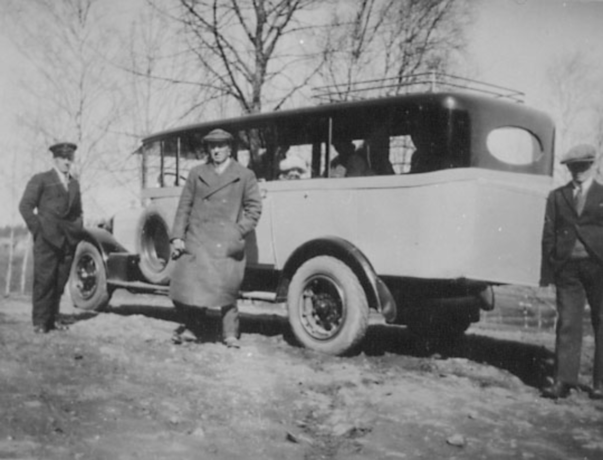 Anno Domkirkeodden, Republic buss, Romedal. Conrad Pedersen startet sammen med Olav Evensen bussrute mellom Vallset og Hamar i 1926. Kjøpte samme året en 18 seters Republic buss som ble satt inn i ruta som senere samme året ble forlenget til Malungen. F.v. Conrad Pedersen, Olav Evensen og Søren Knapholen, Romedal.