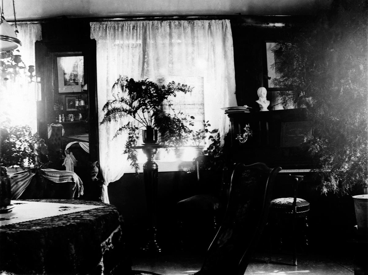 Anno Domkirkeodden, INTERIØR: FINSTUE, BORD, LENESTOLER, PIANO MED HÅNDBRODERT TREKK TIL, PIANOSTOL, BUSVOLD,