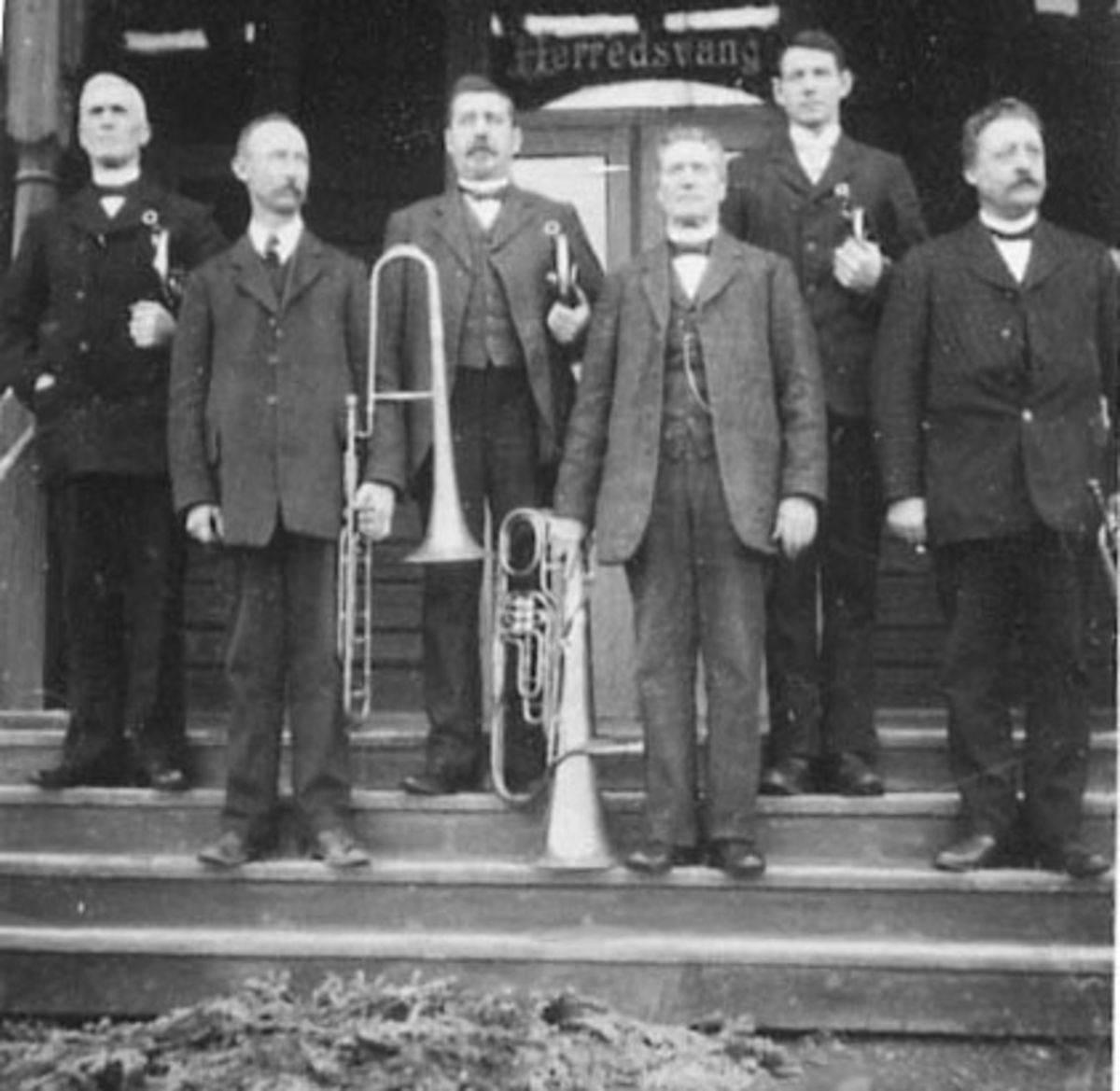 Anno Domkirkeodden, GRUPPE: 6 MUSIKERE, ROMEDAL MUSIKKFORENING UTENFOR HERREDSVANG, BLÅSERE, FRA VENSTRE: PEDER GAUSTAD, E. MIKKELSEN, KRISTIAN FRENNING, FRODE GAUSTAD, JOHAN SLAGSVOLD, NILS STENBERG, ROMEDAL, .