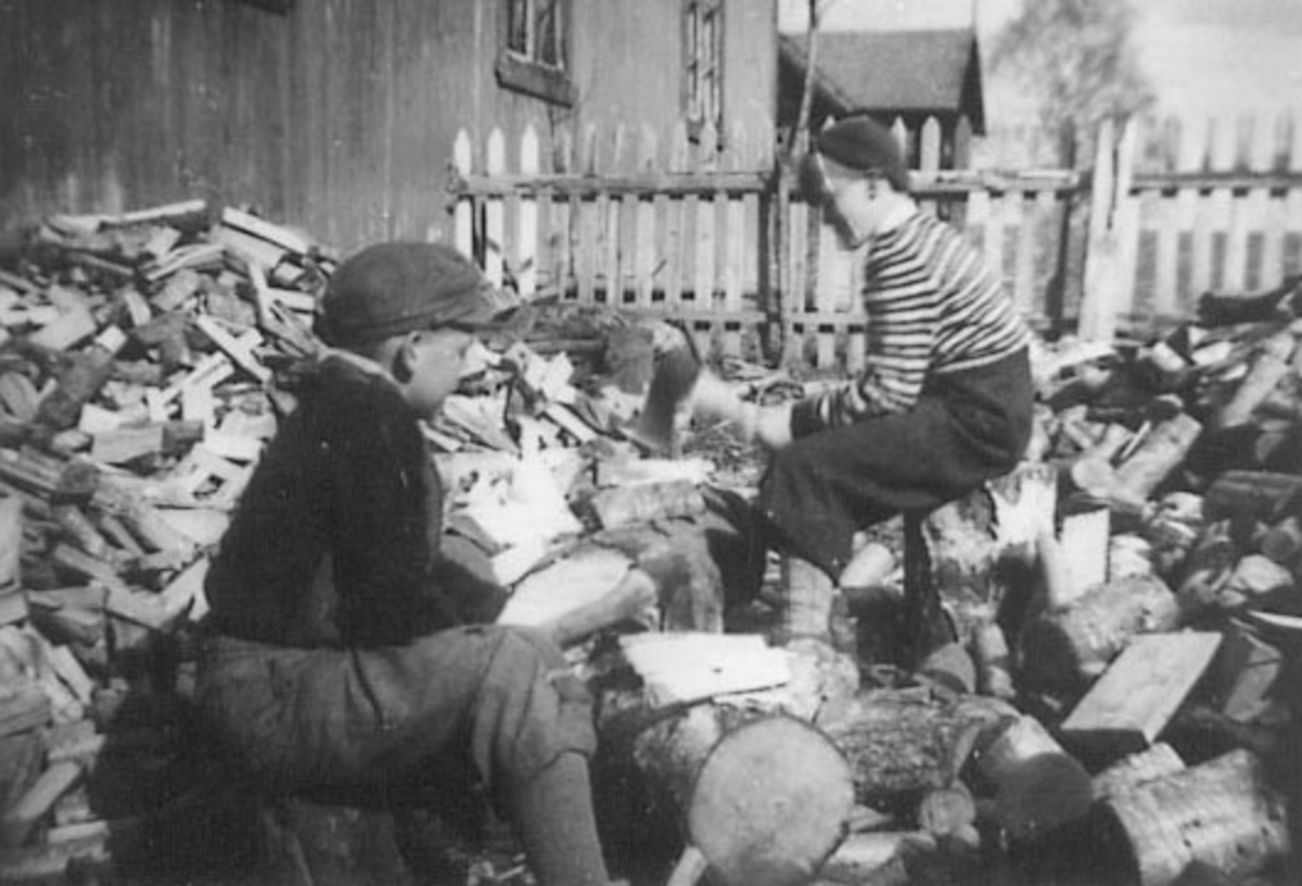 Anno Domkirkeodden, VEDKLØYVING, VEDHAUG, 2 GUTTER ODVAR SKAUBY OG LARS HORNE, ÅSMUND, HORNE,