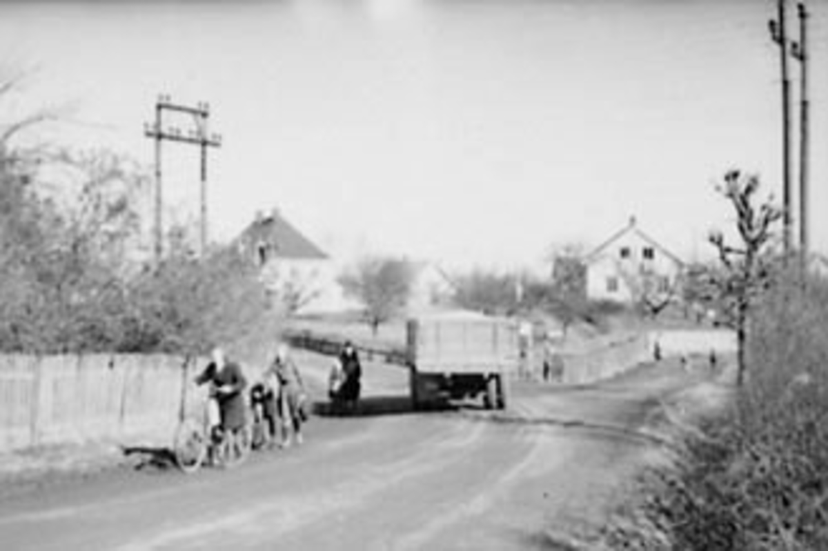 Anno Domkirkeodden, OVERSIKT RIKSVEG 50/KRISTIAN FJELDSGATE, SOLE, ELDSTAD I BAKGRUNNEN, FOLK, STANGEBYEN