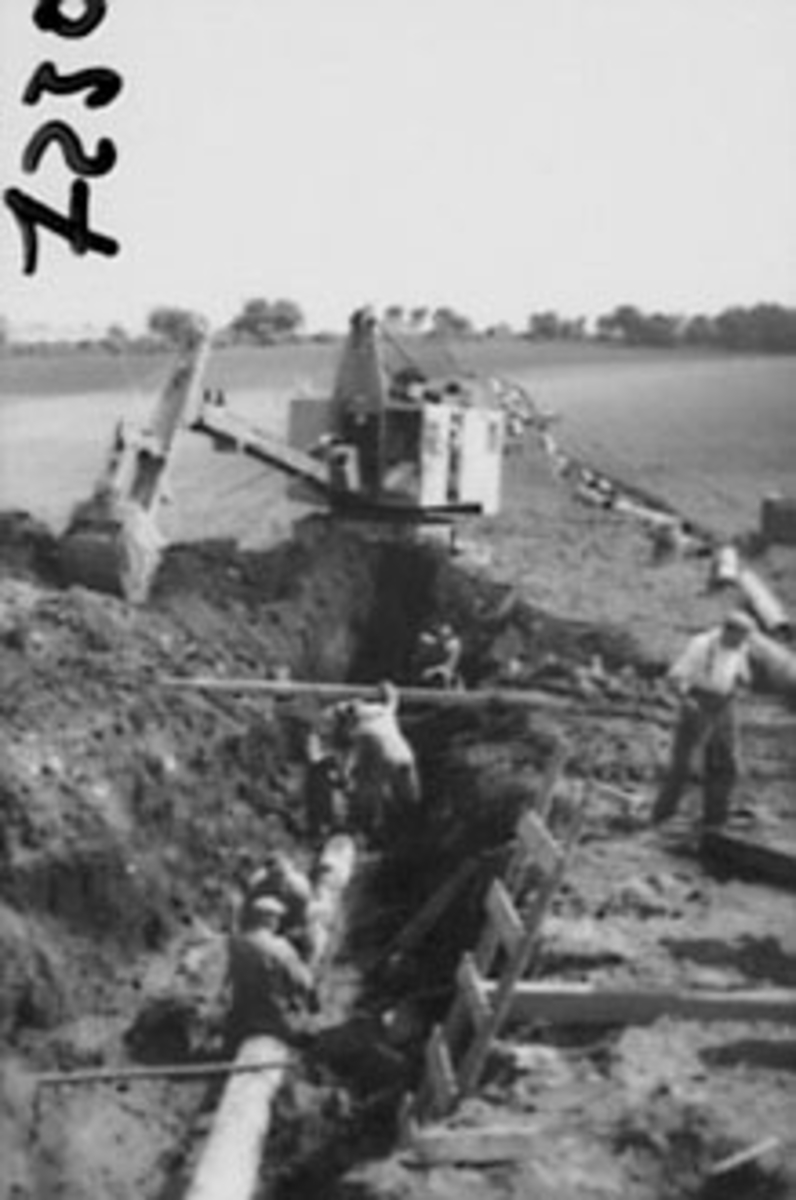 Anno Domkirkeodden, STANGE VANNVERK, GRAVING AV VANNLEDNING, MENN ARBEIDER, GRAVEMASKIN, RØRLEGGER GÅSERUD, ÅSTRØM, J. SKJERBEK, O. ENGER, G. BERGH.