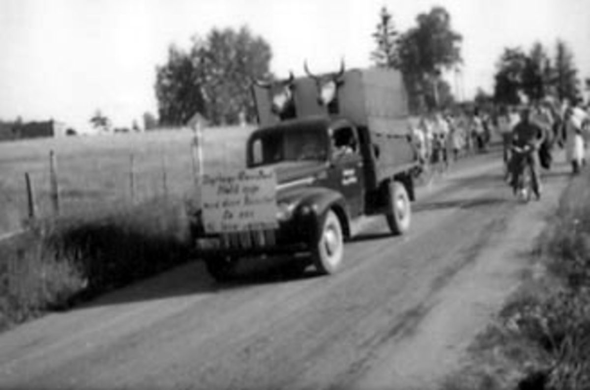 Anno Domkirkeodden, BEKKELAGSDAGER, OPPTOG MED LASTEBIL FRA ARSTAD SKOLE TIL OTTESTAD IDRETTSPLASS. Lastebilen er en amerikansk Ford V8 ett-tonner årsmodell 1946-47.