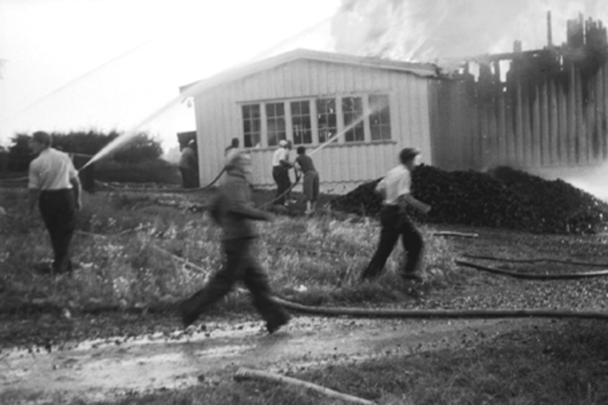 Anno Domkirkeodden, BRANN PÅ GRIMERUD GARD, HOVEDBYGNINGEN BRENNER, RØYK OG FLAMMER