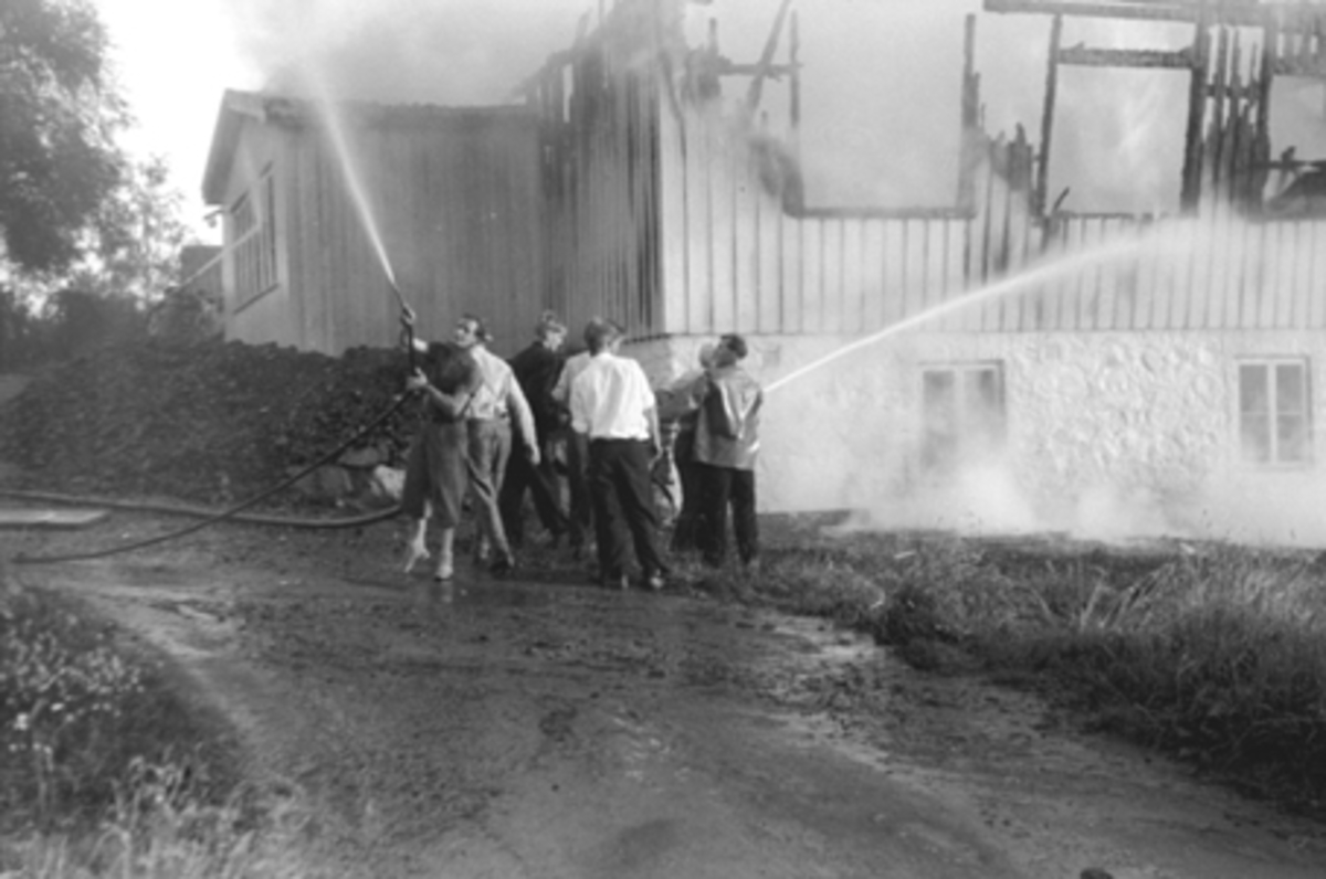 Anno Domkirkeodden, BRANN PÅ GRIMERUD GARD, HOVEDBYGNINGEN BRENNER, RØYK OG FLAMMER, BRANNMENN I ARBEID