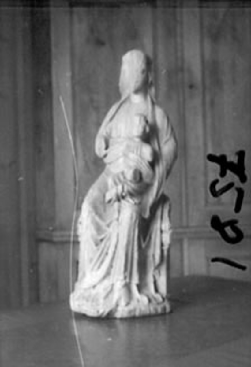Anno Domkirkeodden, MADONNA MED BARNET, TRESKULPTUR, HUSEBY MADONNAEN