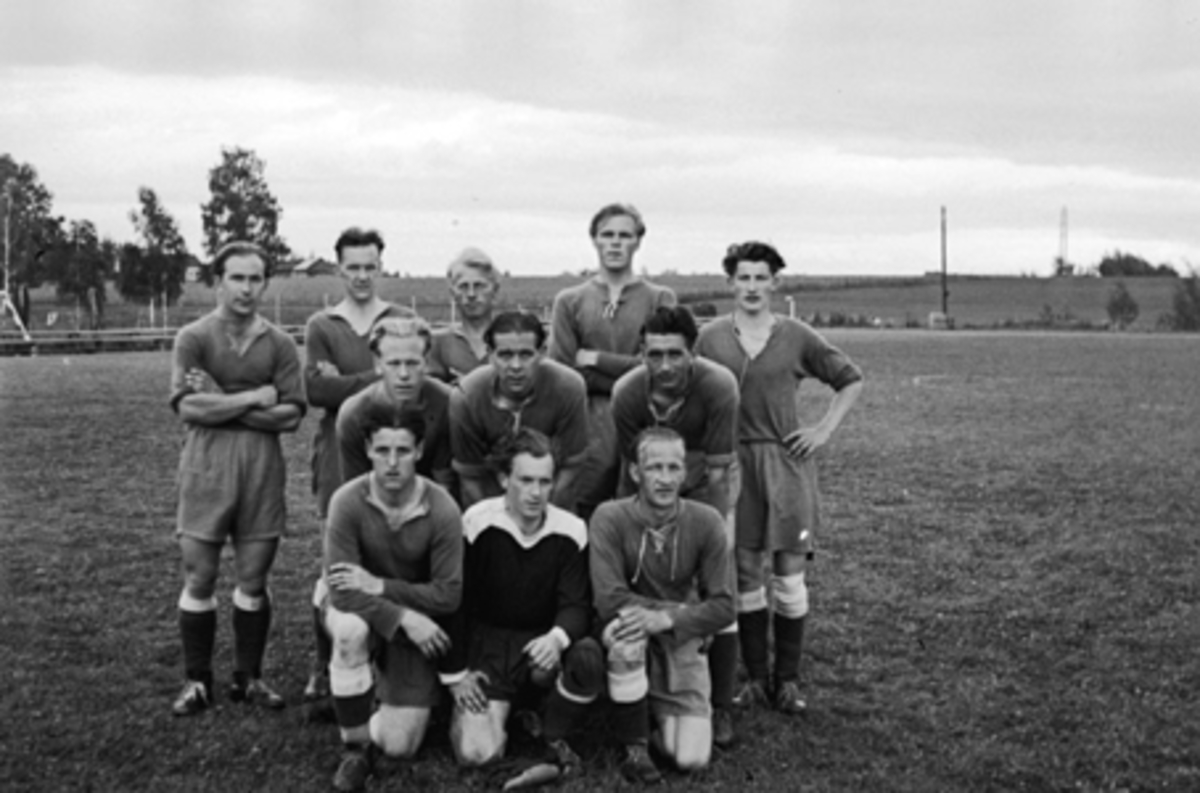 Anno Domkirkeodden, GRUPPE 11 MENN FOTBALLAG OPPSTILT PÅ IDRETTSPLASS
