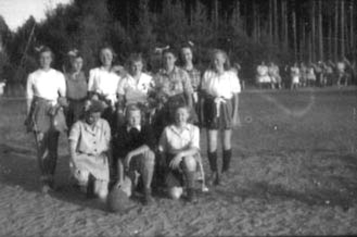 Anno Domkirkeodden, GRUPPE 10 DAMER "FOTBALLAG" OPPSTILT, HUMORISKTISK SPORT, OTTESTAD IDRETTSPLASS