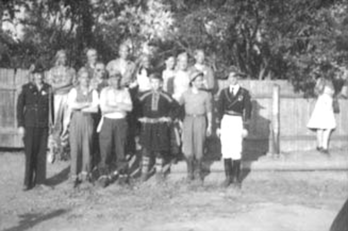 Anno Domkirkeodden, STANGEDAGEN 1947, STOR GRUPPE UTKLEDDE FOLK, DEN GAMLE IDRETTSPLASSEN, 1. REKKEF. V. NR. 3 KJELL ENGER. BAKERSTE REKKE F. V. NR. 5 STEINAR OLSEN. DE ØVRIGE UKJENTE. 19