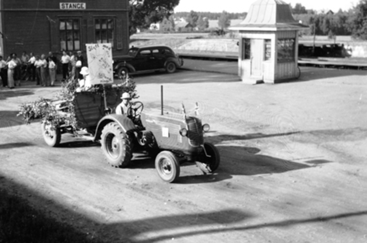 Anno Domkirkeodden, STANGEDAG, OPPTOG VED STANGE STASJON MED TRAKTOR