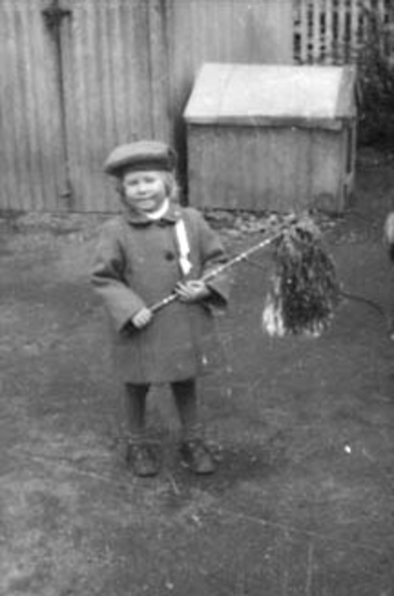 Anno Domkirkeodden, JENTE MED 17. MAI DUSK OG SLØYFE, VALBORG HELGER, SKOLEGATA 13, GÅRDER