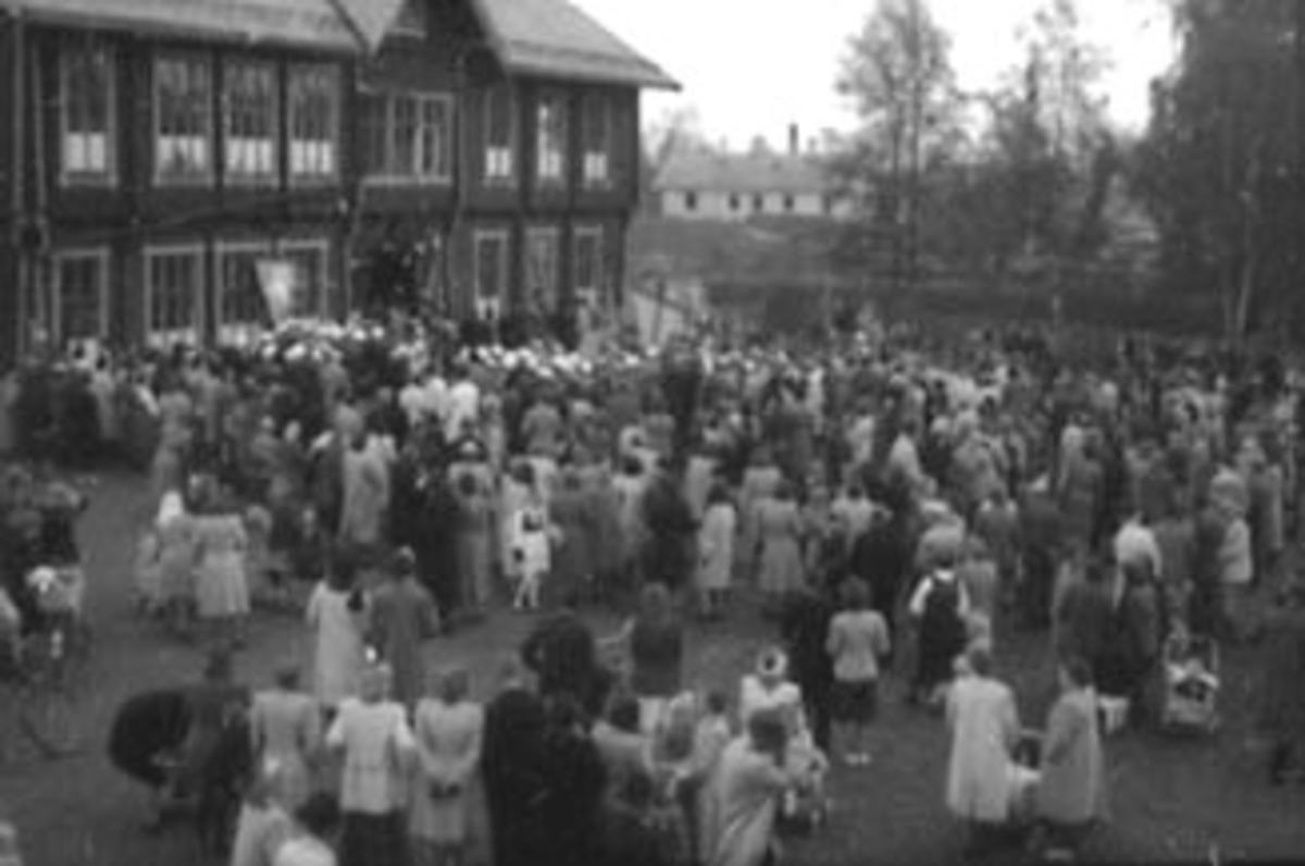 Anno Domkirkeodden, 17 MAI, SAMLING AV MYE FOLK PÅ SKOLEPLASSEN