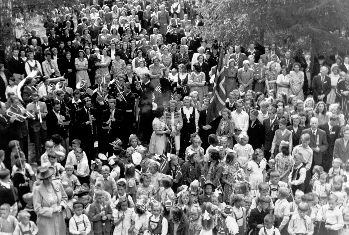 Anno Domkirkeodden, 17. mai i sykehusparken i Stange. 17. mai-toget har stoppet ved Stange Sykehus. T. v lærere Kirsti Guthus med elever i 1. og 2. klasse.