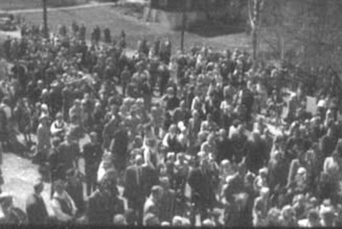 Anno Domkirkeodden, 17 MAI, SAMLING I PARKEN, MYE FOLK