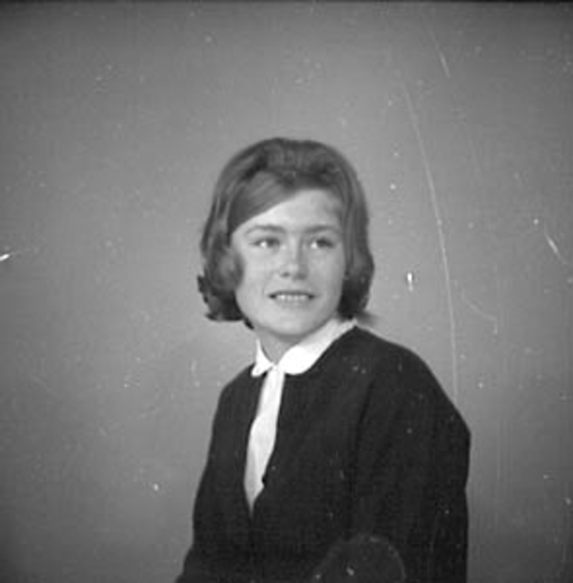 Anno Domkirkeodden, PORTRETT AV UKJEN UNG JENTE, UNG DAME