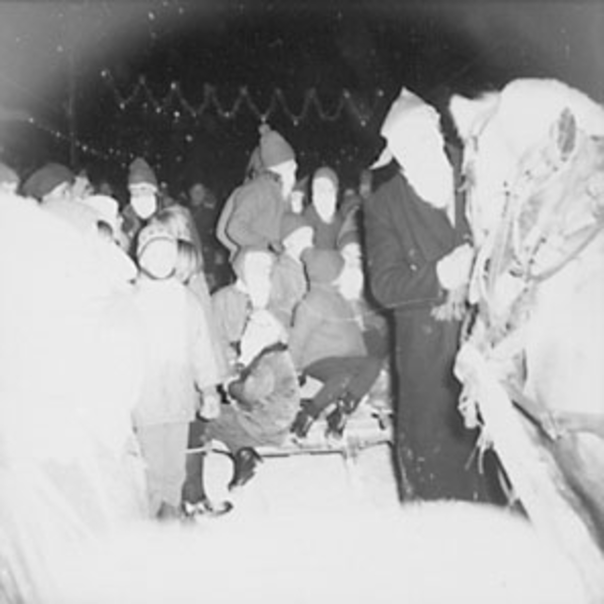 Anno Domkirkeodden, JULEGRANA TENNES, MANGE BARN VED JULENISSE MED HEST, STORGATA