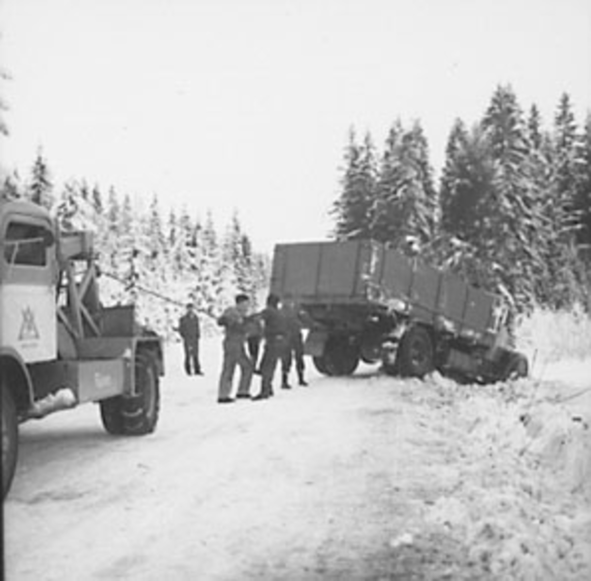 Anno Domkirkeodden, UTFORKJØRING I GRØFTA MED LASTEBIL FRA HAGENS TRANSPORT, HAMAR, KRANBIL FRA FALKEN, MENN TREKKER VAIER, VINTER, LASTEBILEN EN SCANIA-VABIS 1949-58, KRANVOGNA ER SANNSYNLIGVIS EN FWD